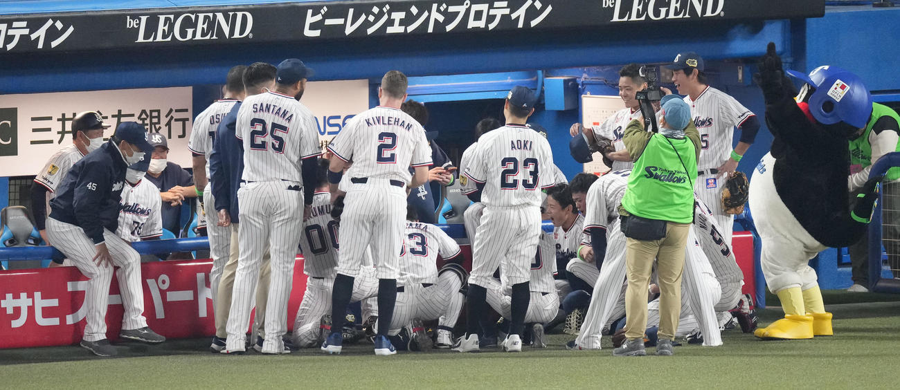 ヤクルト対オリックス　試合前、円陣を組むヤクルトナイン（撮影・鈴木みどり）