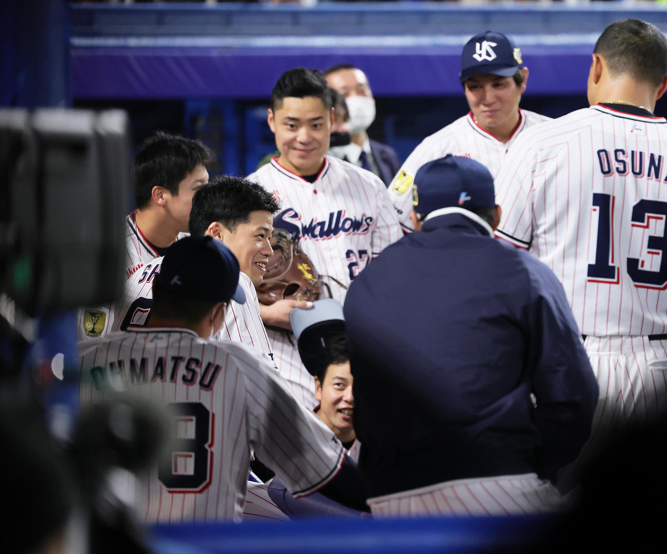 試合前の円陣で声出しするヤクルト塩見（左）（撮影・足立雅史）