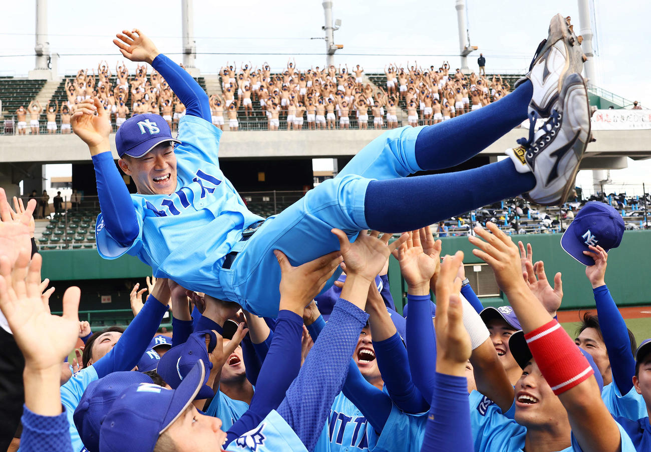 日体大対桜美林大　優勝を決めたナインから胴上げされる日体大・矢沢（撮影・垰建太）