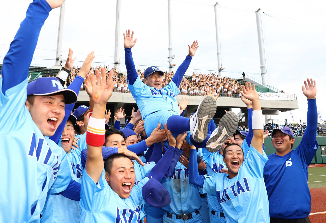 日体大対桜美林大　優勝を決めた胴上げされる日体大・古城監督（撮影・垰建太）