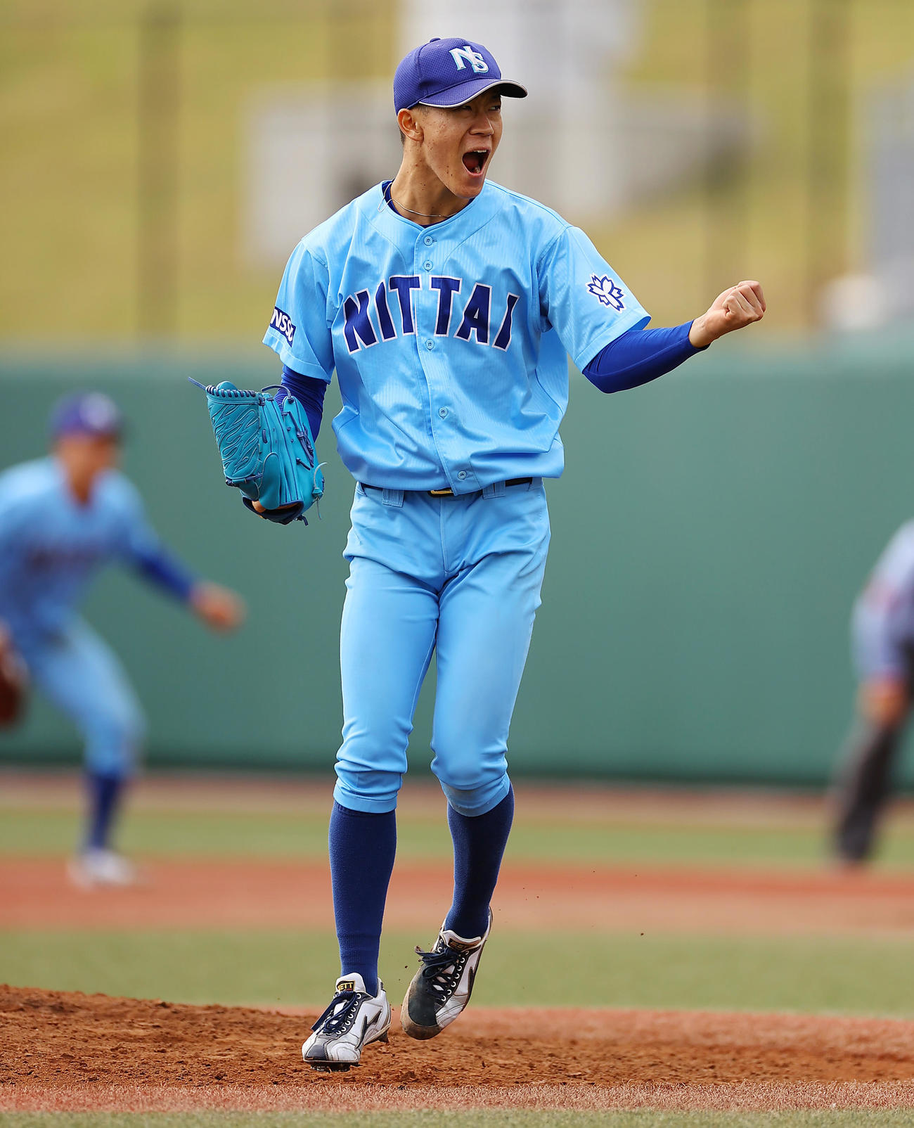 日体大対桜美林大　タイブレーク10回裏、桜美林大の攻撃を無失点に抑え雄たけびを上げる日体大先発の矢沢（撮影・垰建太）