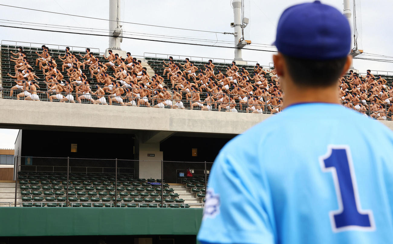 日体大対桜美林大　優勝を決めた矢沢（1番）ら日体大の選手たちに向けてスタンドで歓喜のエッサッサを踊る部員たち（撮影・垰建太）