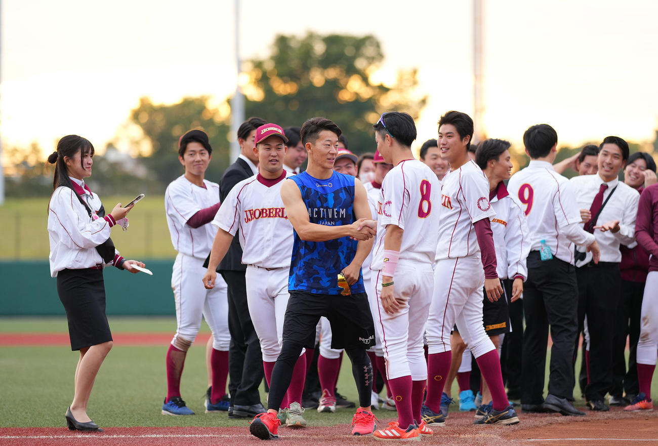 日体大対桜美林大　最後の試合を終え桜美林大の選手たちと笑顔で握手を交わす日体大・矢沢（中央）（撮影・垰建太）