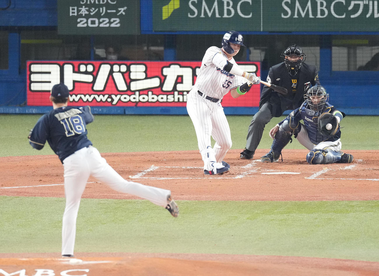 ヤクルト対オリックス　1回裏ヤクルト2死二塁、四球を選ぶ村上。投手山本（撮影・鈴木みどり）