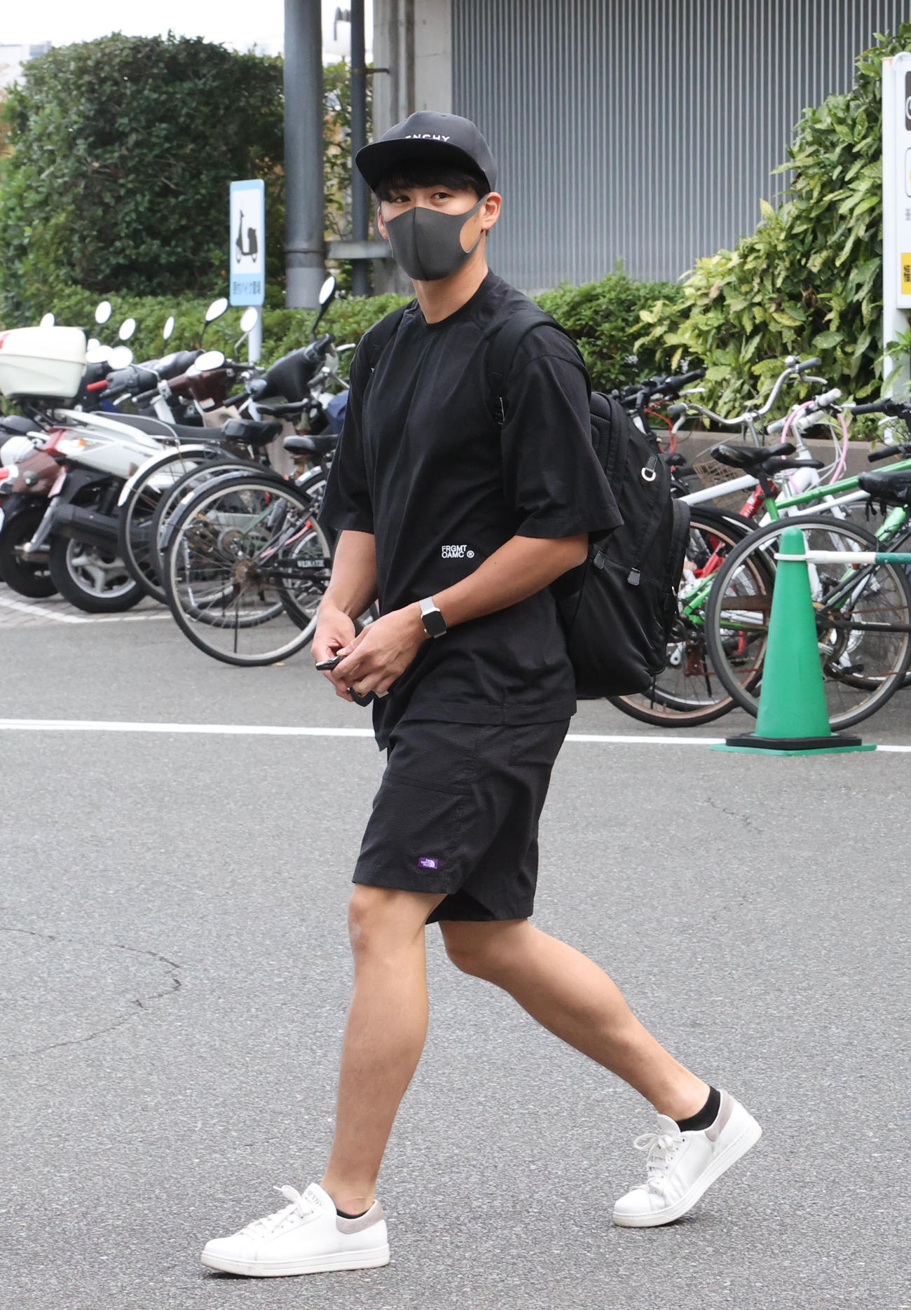 トレーニングを終えて引き揚げるソフトバンク板東（撮影・梅根麻紀）