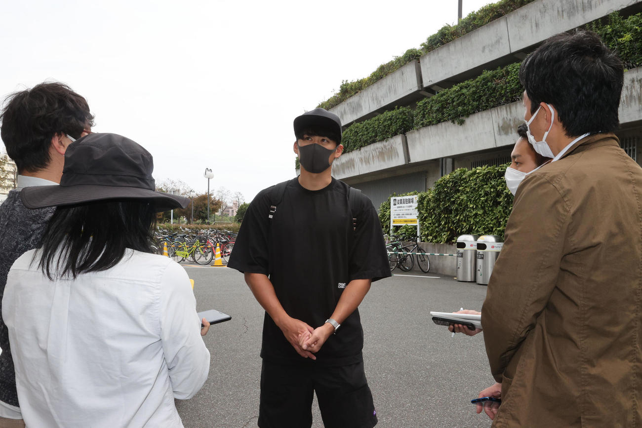 軽めのトレーニングを終えた板東湧梧は報道陣の質問に快く応じる（撮影・梅根麻紀）