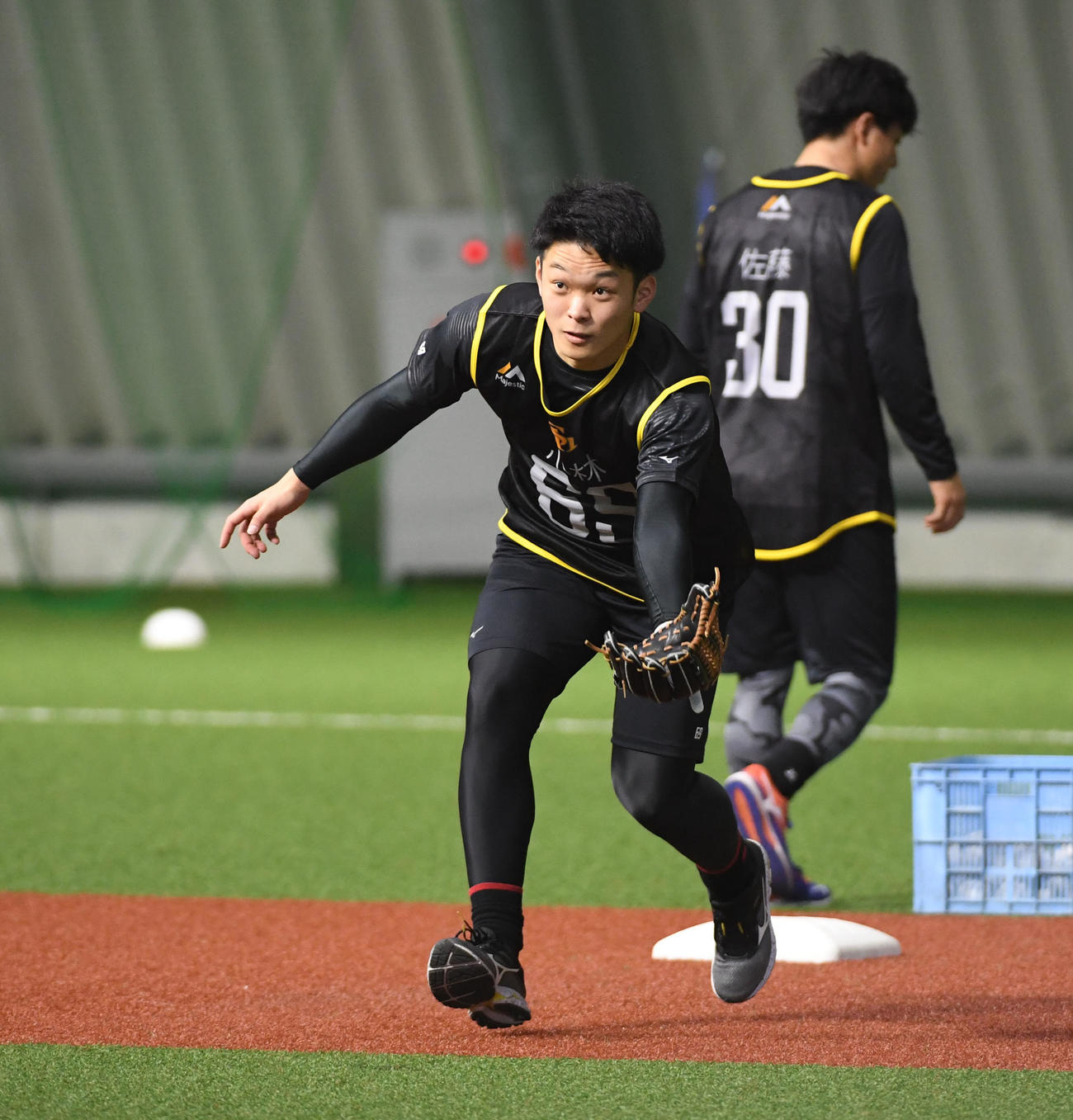 ソフトバンク新人合同自主トレでノックを受ける小林珠維（2020年1月11日）