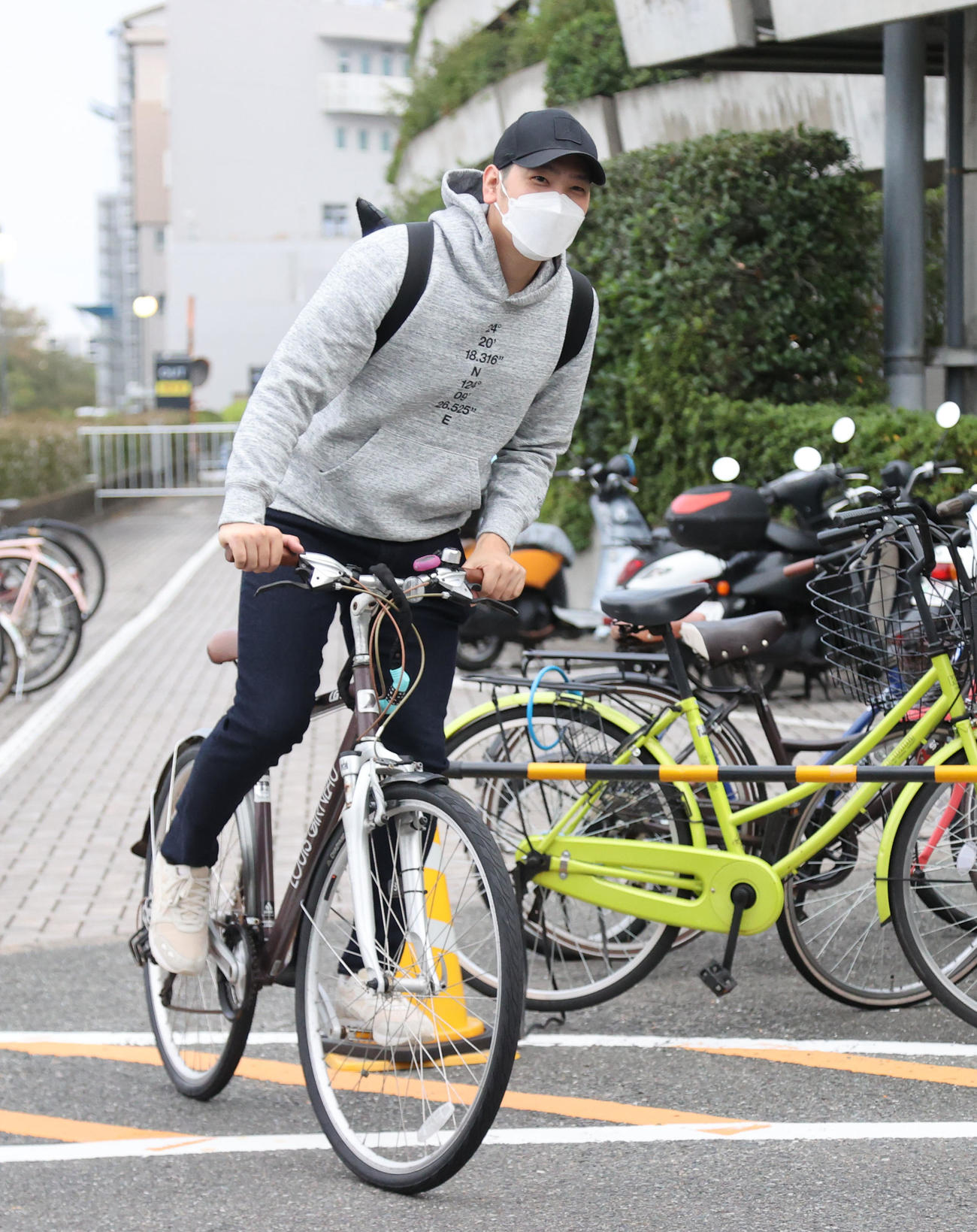 自転車に乗って引き揚げるソフトバンク石川（撮影・梅根麻紀）