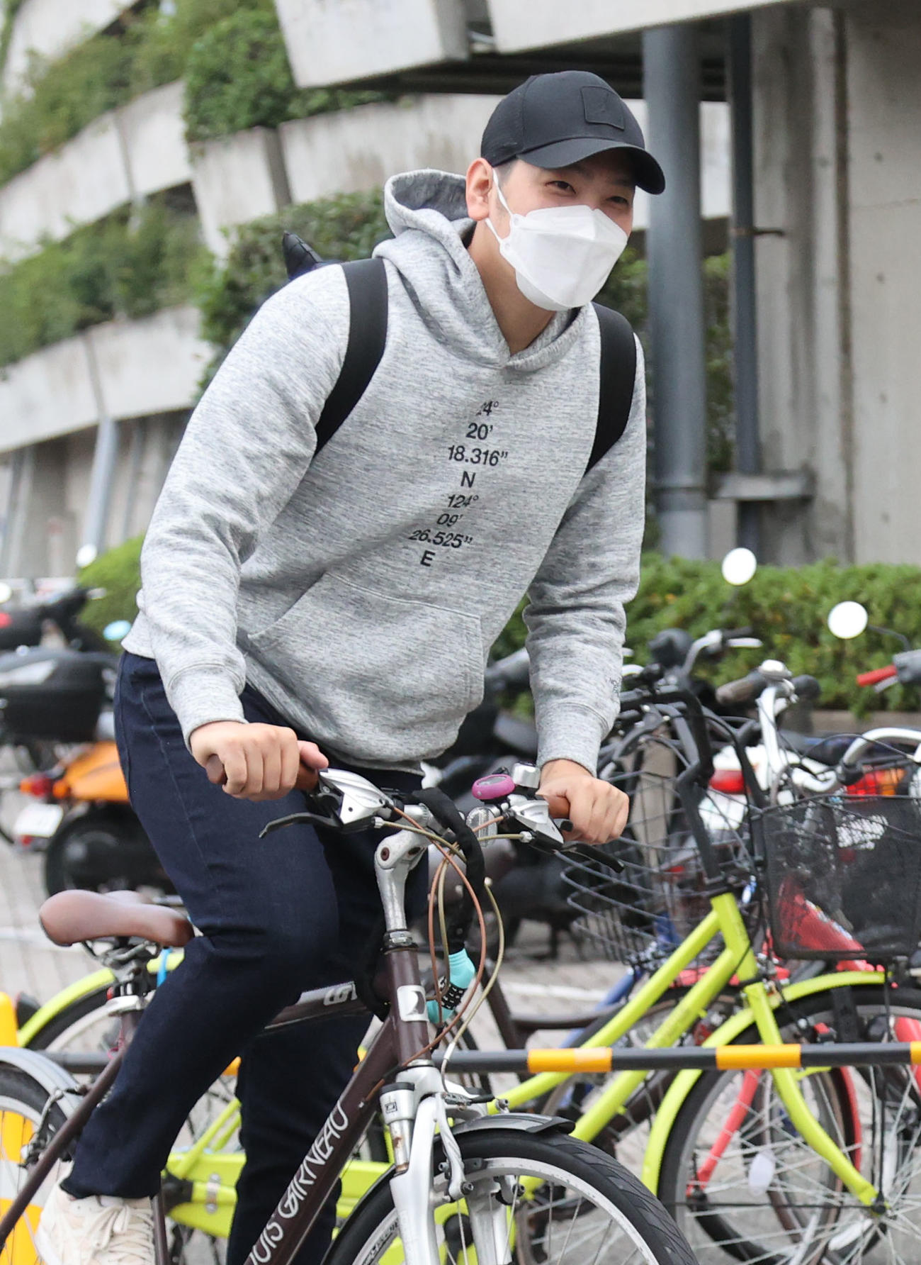 報道陣の質問に快く応じて自転車でひきあげる石川柊太（撮影・梅根麻紀）