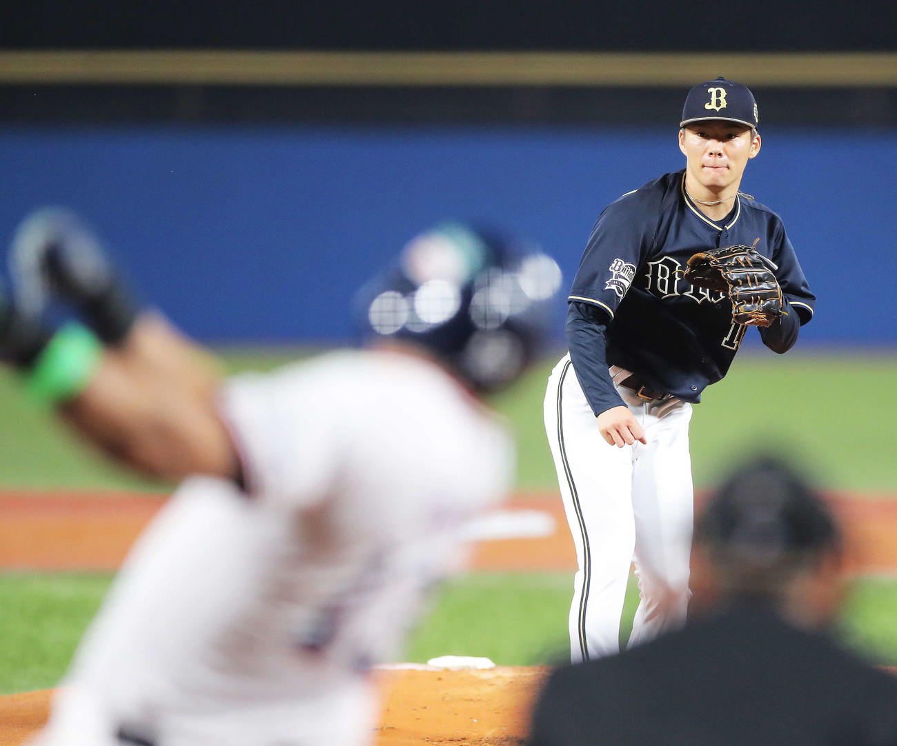 ヤクルト対オリックス　1回裏ヤクルト2死一、二塁、オスナに左翼線に先制2点適時二塁打を浴びる山本（撮影・河田真司）
