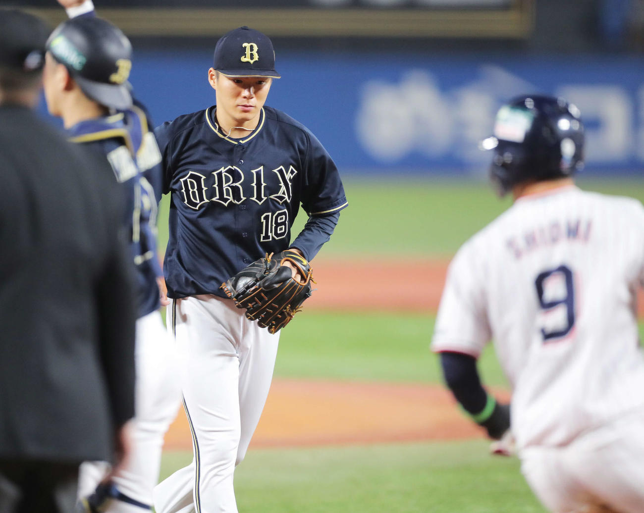 ヤクルト対オリックス　1回裏ヤクルト2死一、二塁、オスナに左翼線に先制2点適時二塁打を浴びる山本（撮影・河田真司）