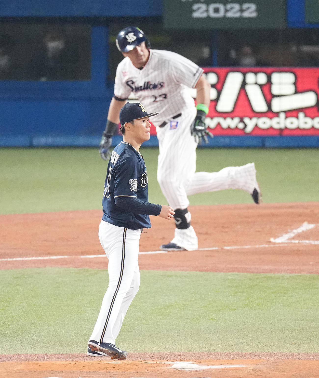 クルト対オリックス　1回裏ヤクルト2死一、二塁、オスナに左2点適時二塁打を浴びる山本（撮影・鈴木みどり）