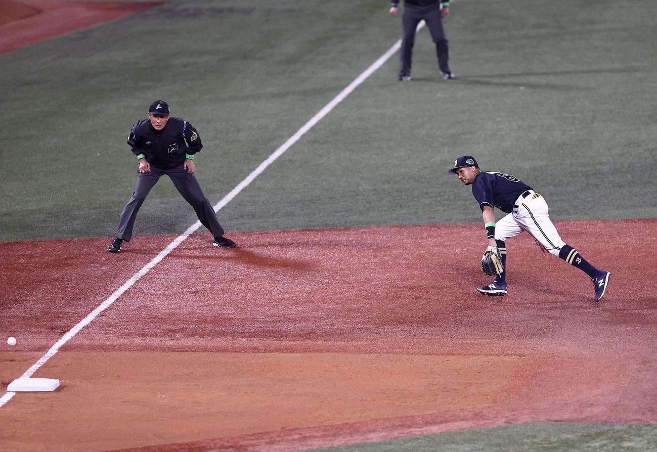 日本シリーズ第1戦　1回裏ヤクルト2死一、二塁、三塁線を抜けるオスナの打球（撮影・上田博志）