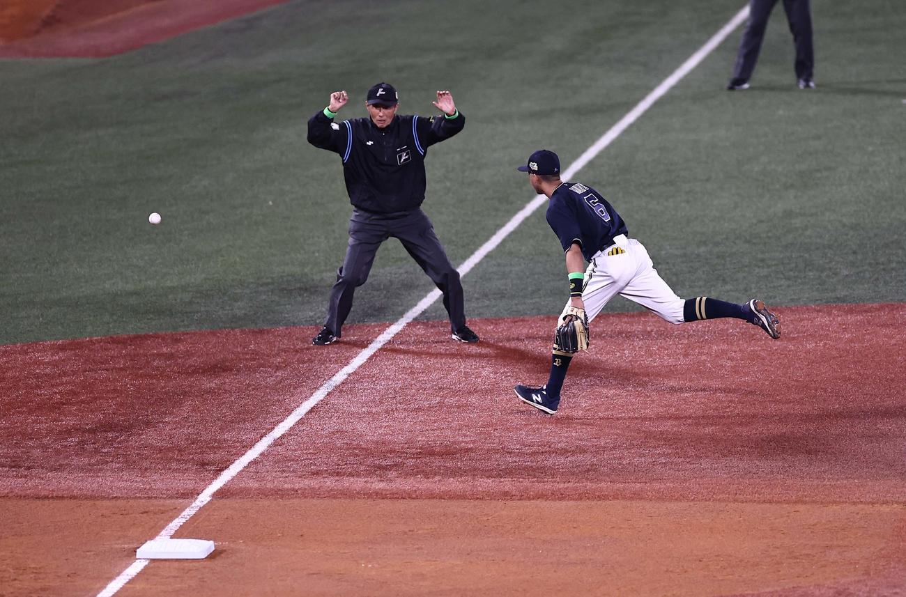 日本シリーズ第1戦　1回裏ヤクルト2死一、二塁、三塁線を抜けるオスナの打球（撮影・上田博志）