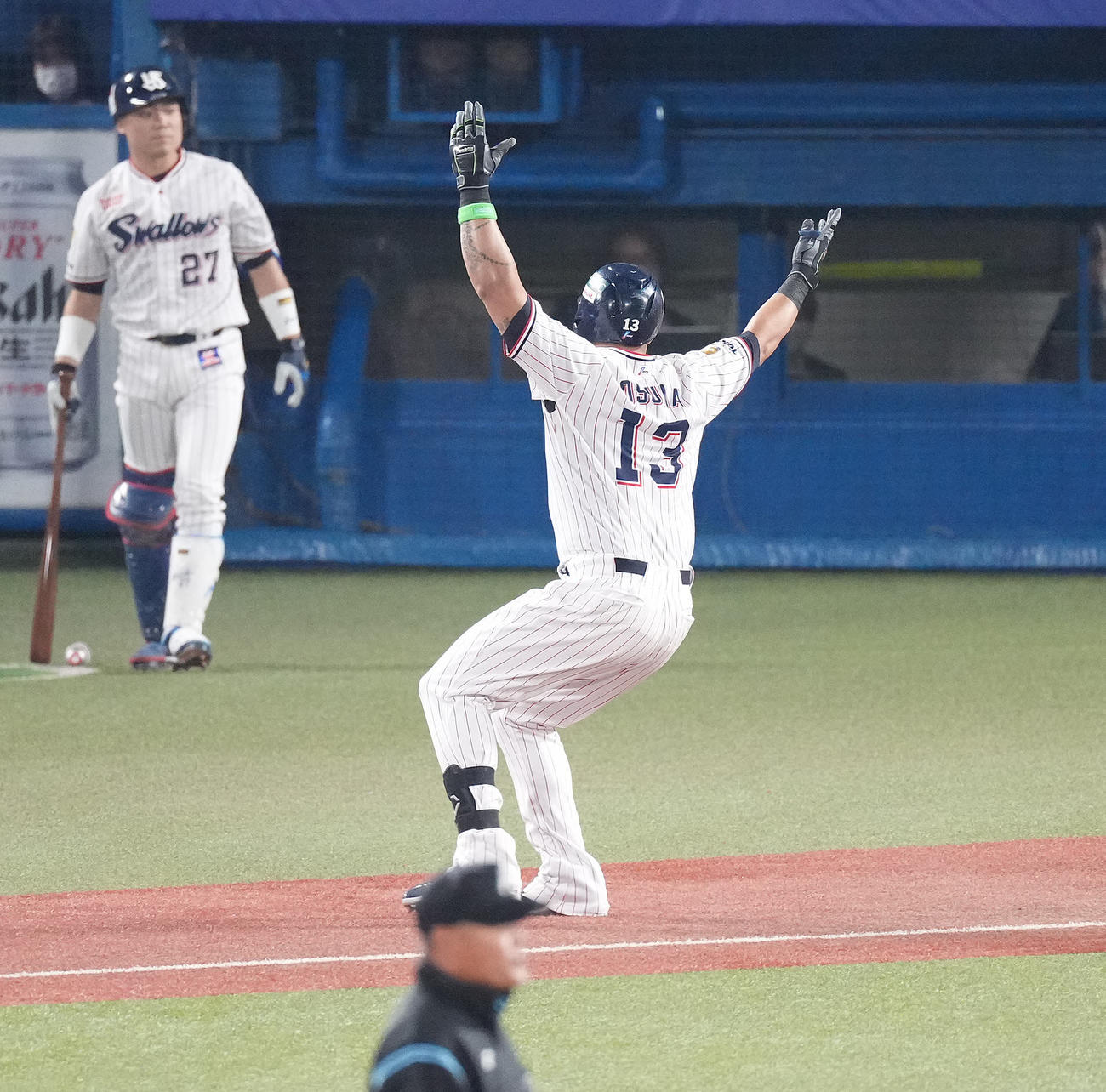ヤクルト対オリックス　1回裏ヤクルト2死一、二塁、左翼線に2点適時二塁打を放ったオスナは両手を広げる（撮影・鈴木みどり）