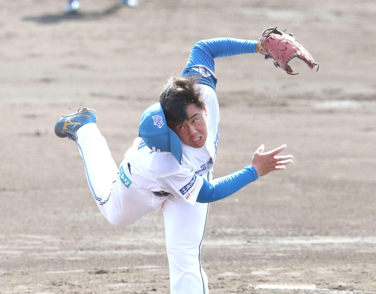 帽子を飛ばして力投する日本ハム畔柳亨丞（撮影・黒川智章）