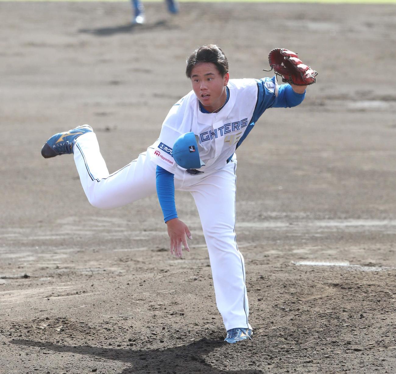 投球中に帽子を飛ばす日本ハム畔柳亨丞（撮影・黒川智章）