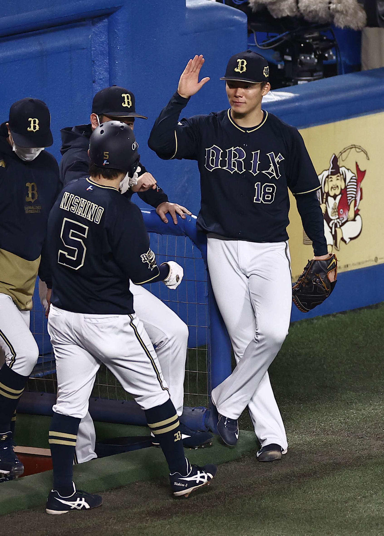 日本シリーズ第1戦　2回表オリックス2死満塁、山本（右）は福田の押し出し四球で生還した西野をハイタッチで出迎える（撮影・上田博志）