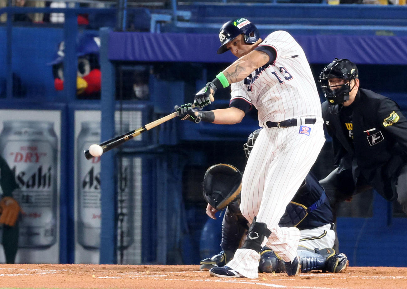 ヤクルト対オリックス　１回裏ヤクルト2死一、二塁、オスナは左線に適時二塁打を放つ（撮影・加藤哉）