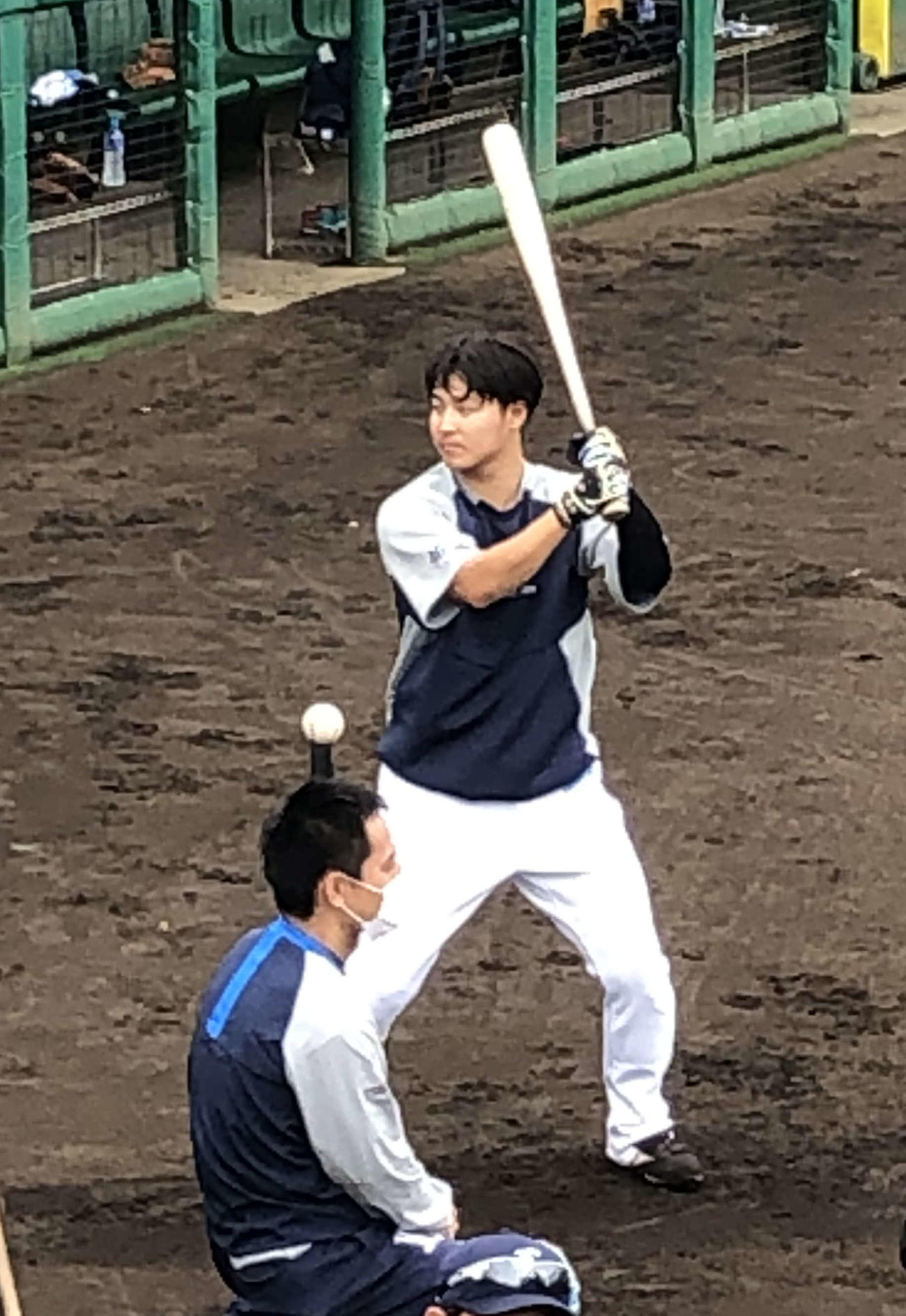 ティー打撃をする西武鈴木