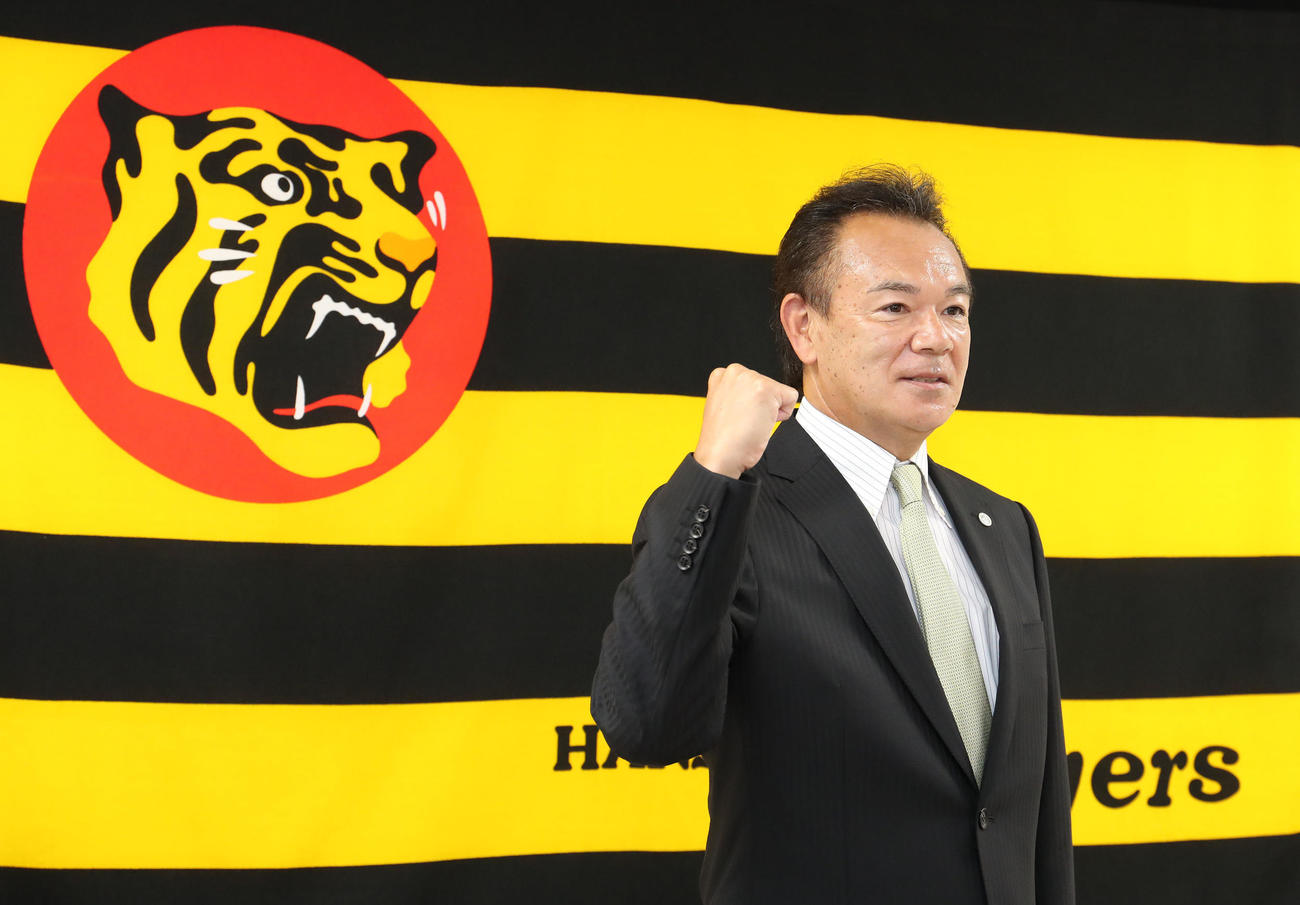 就任会見を終えてガッツポーズする阪神タイガース和田2軍新監督（代表撮影）