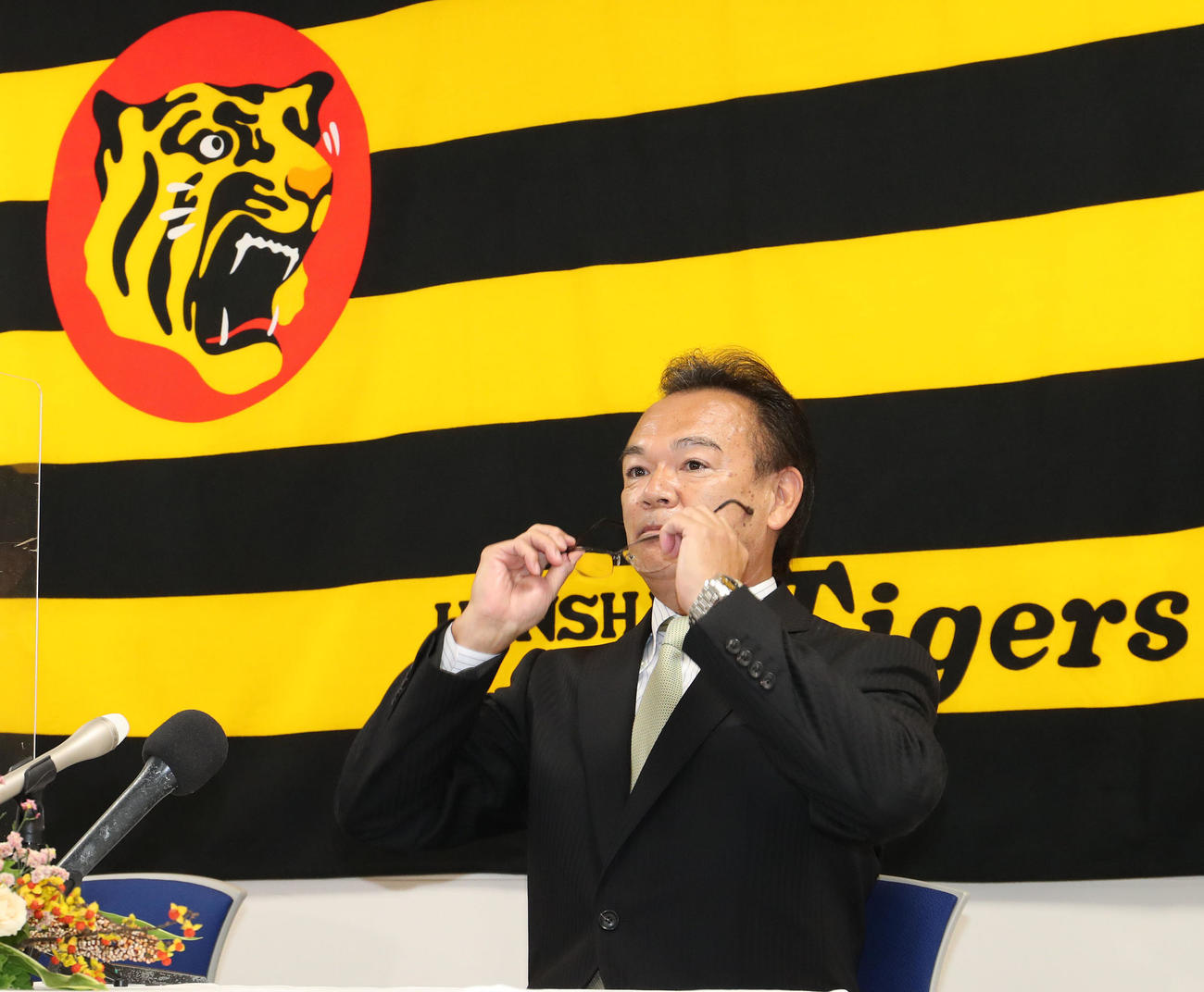 眼鏡をはずし就任会見に臨む阪神タイガース和田2軍新監督（代表撮影）
