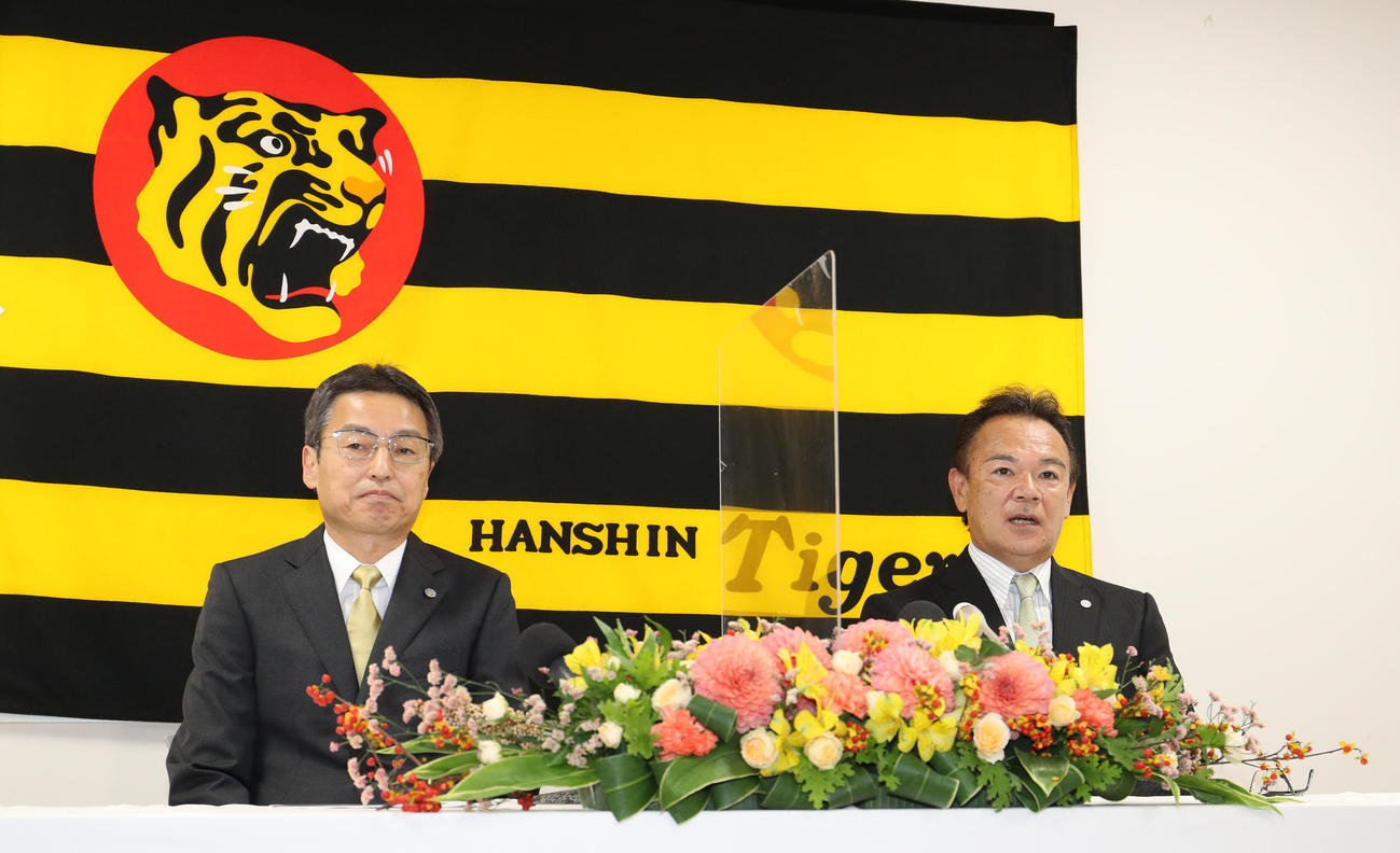 就任会見であいさつをするタイガース和田2軍新監督（右）（代表撮影）