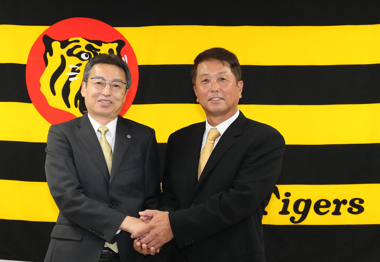 握手を交わす百北球団社長（左）水口栄二1軍打撃コーチ（代表撮影）