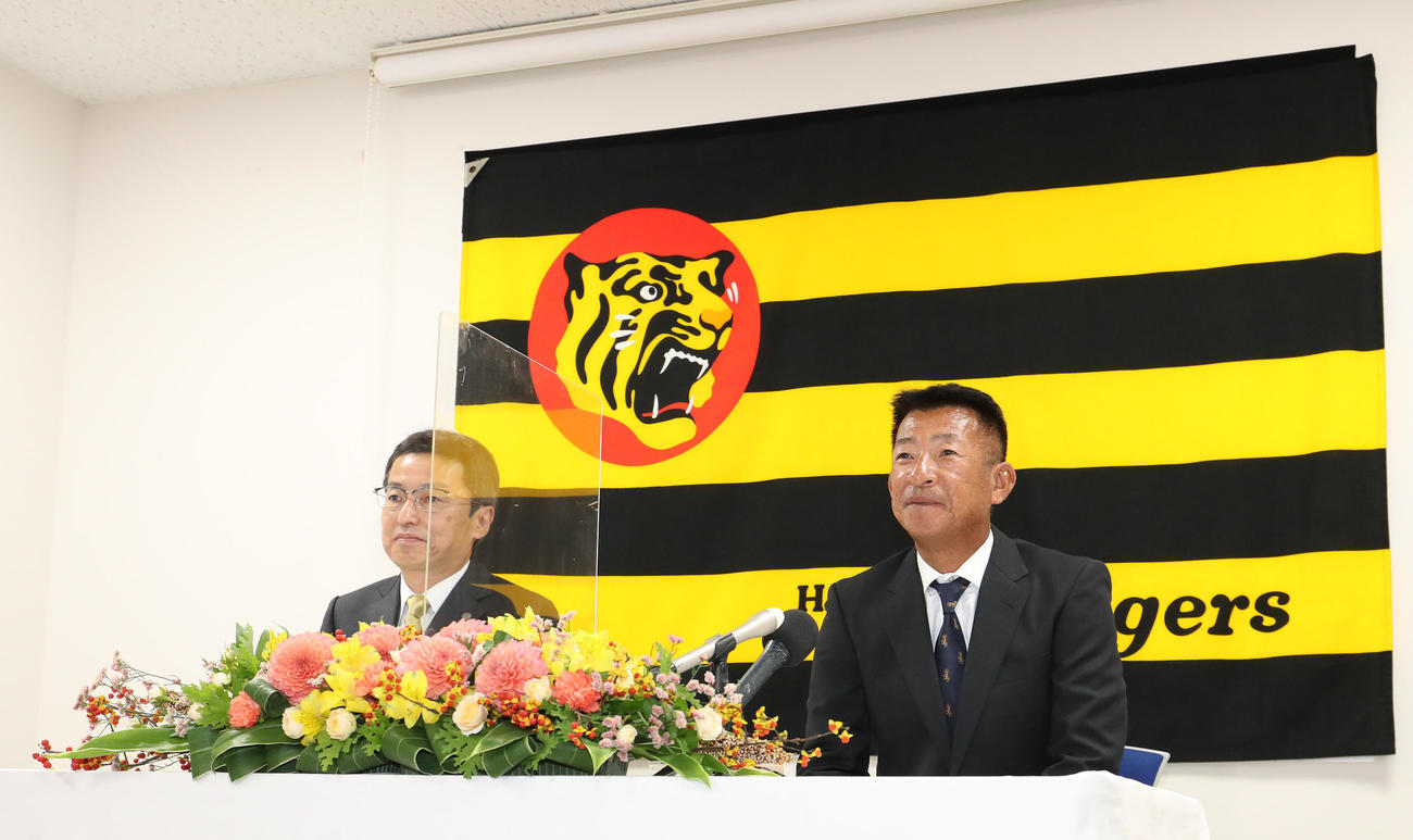 就任会見であいさつする馬場1軍内野守備走塁コーチ（代表撮影）