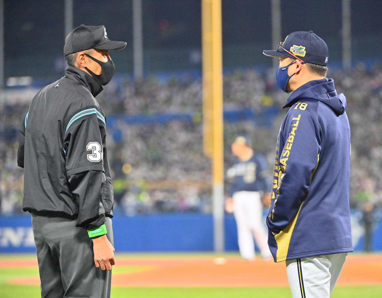 ヤクルト対オリックス　1回裏ヤクルト2死一、二塁、オスナの適時打の時、抗議する中嶋監督（撮影・和賀正仁）