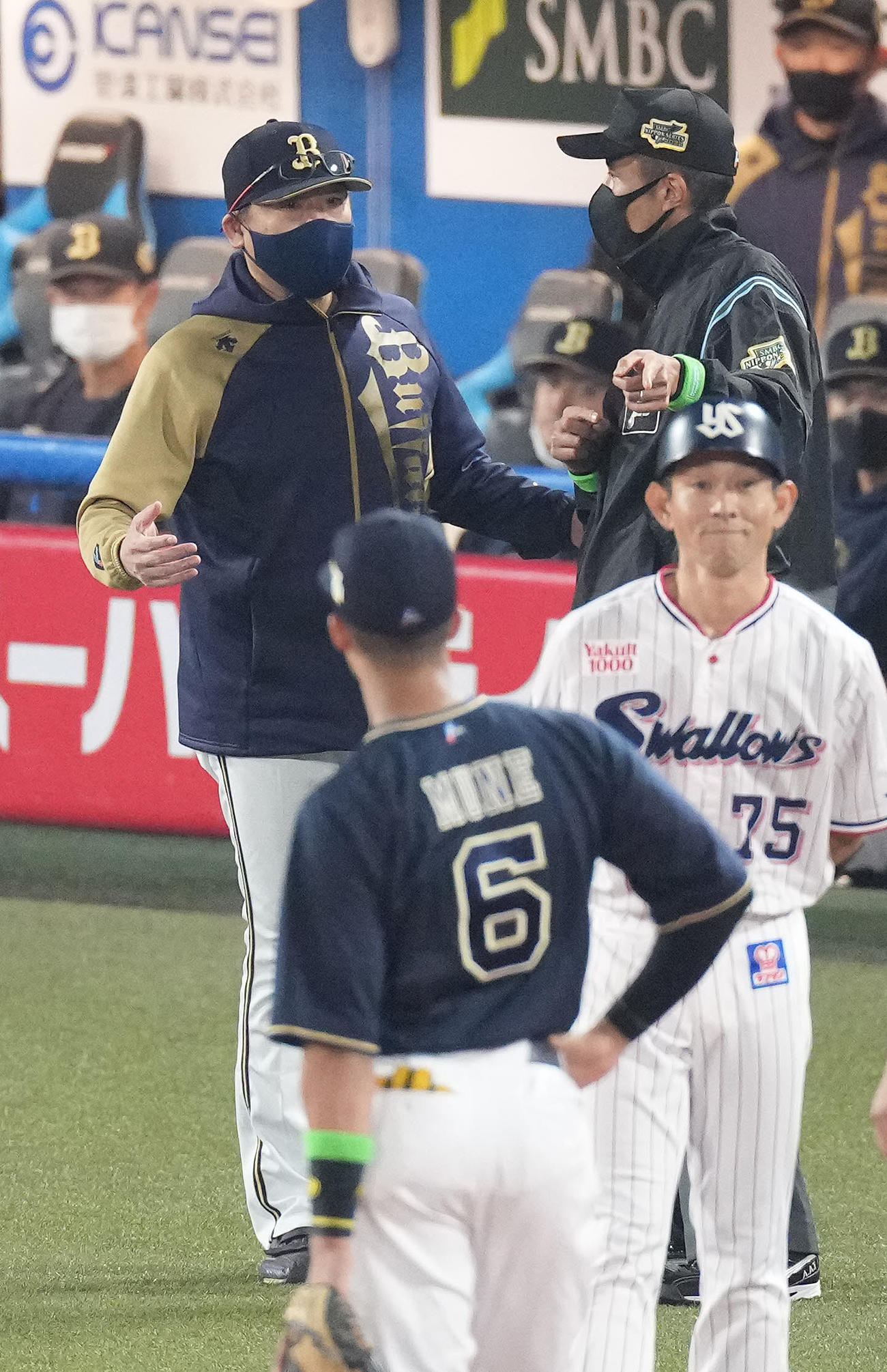ヤクルト対オリックス　1回裏ヤクルト2死一、二塁、オスナに2点適時二塁打を浴びた後、審判と話す中嶋監督（撮影・鈴木みどり）
