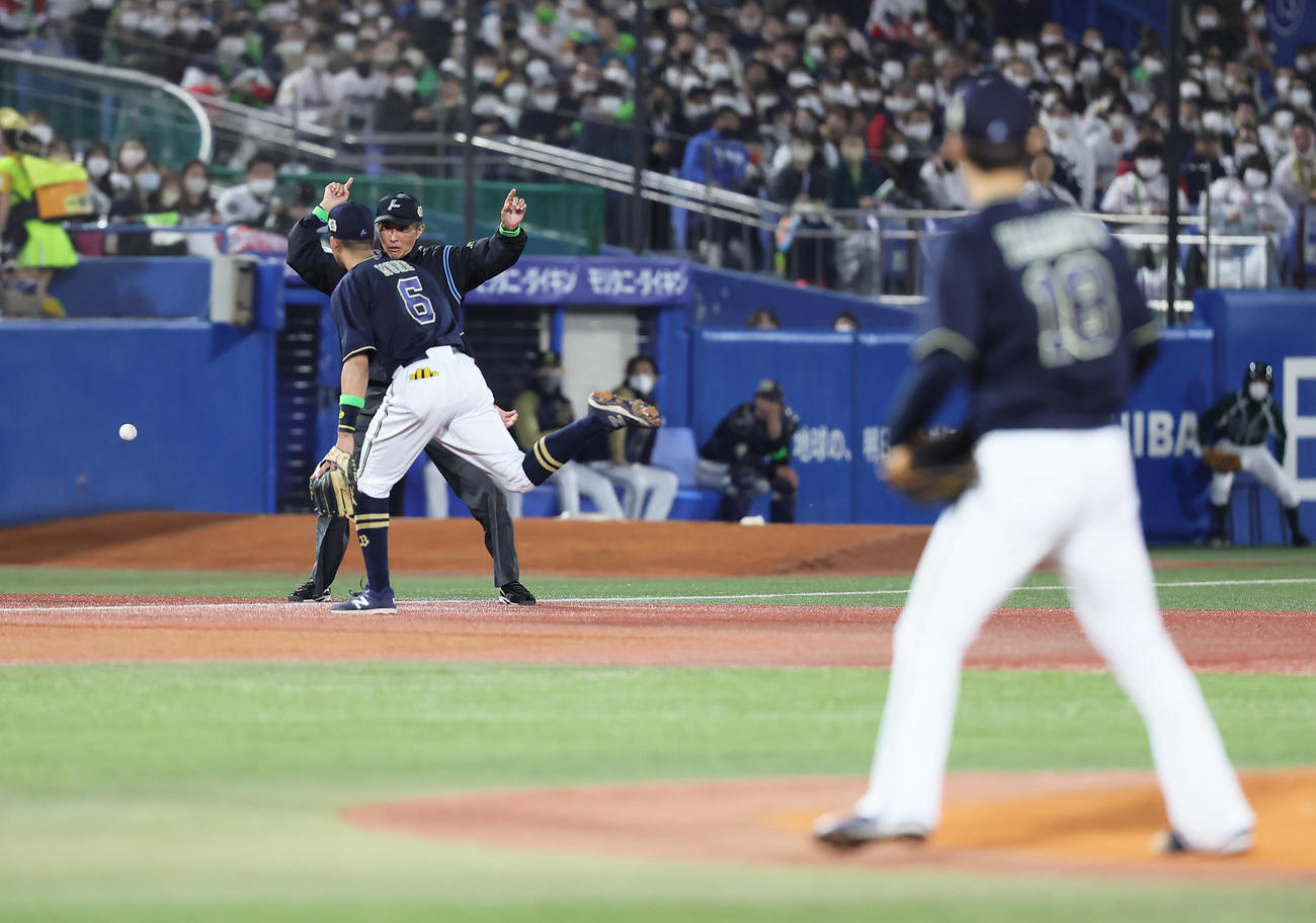 ヤクルト対オリックス1回裏ヤクルト2死一、二塁、オスナに左翼線への適時二塁打を許す三塁手宗（左）。右は山本（撮影・足立雅史）