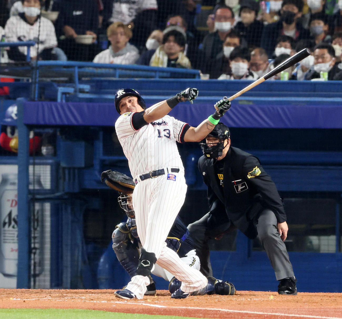 ヤクルト対オリックス　4回裏ヤクルト無死、オスナは左中間に本塁打を放つ（撮影・加藤哉）