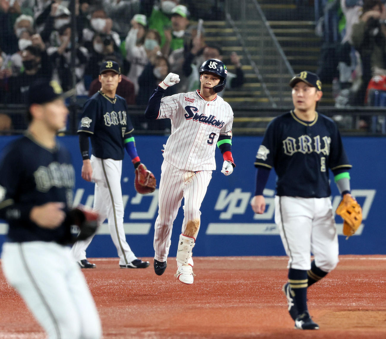 ヤクルト対オリックス　3回裏ヤクルト無死、塩見は中越えソロ本塁打を放ちガッツポーズ（撮影・加藤哉）
