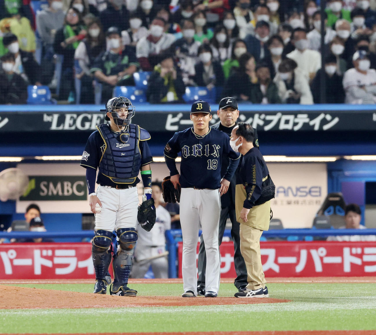 ヤクルト対オリックス　5回裏ヤクルト無死、山本は代打キブレハンの時に不調を訴える（撮影・加藤哉）