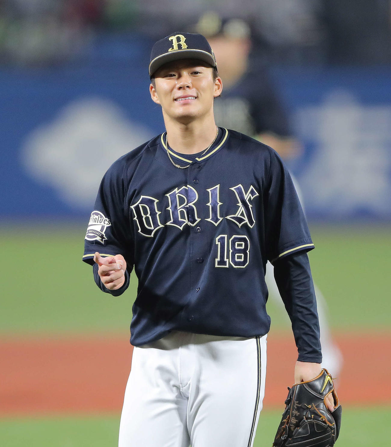 ヤクルト対オリックス　4回裏ヤクルトを終えベンチに戻る山本（撮影・河田真司）