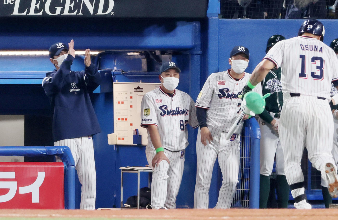 ヤクルト対オリックス　4回裏ヤクルト無死、高津監督は左越えソロ本塁打を放ったオスナを拍手で迎える（撮影・加藤哉）