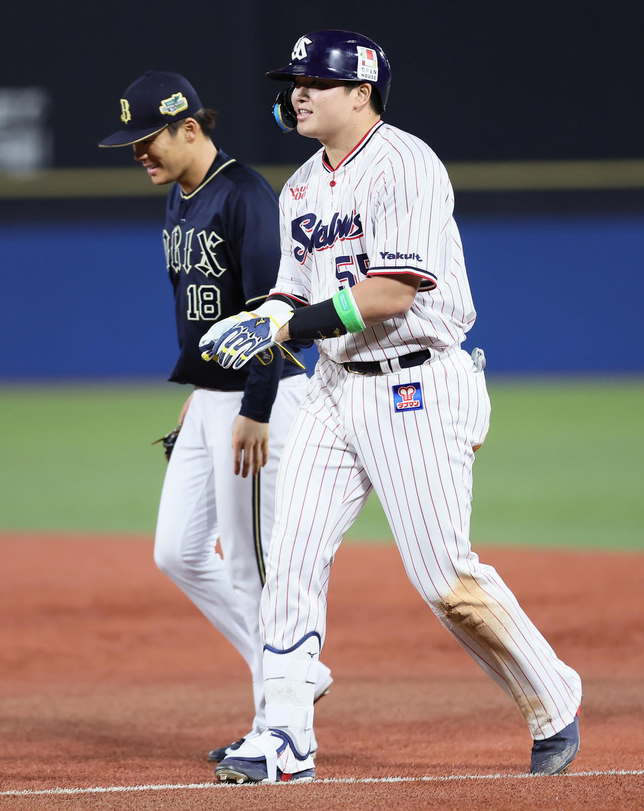 ヤクルト対オリックス3回裏ヤクルト2死、一ゴロに倒れた村上（右）は山本と笑顔で会話を交わす（撮影・足立雅史）