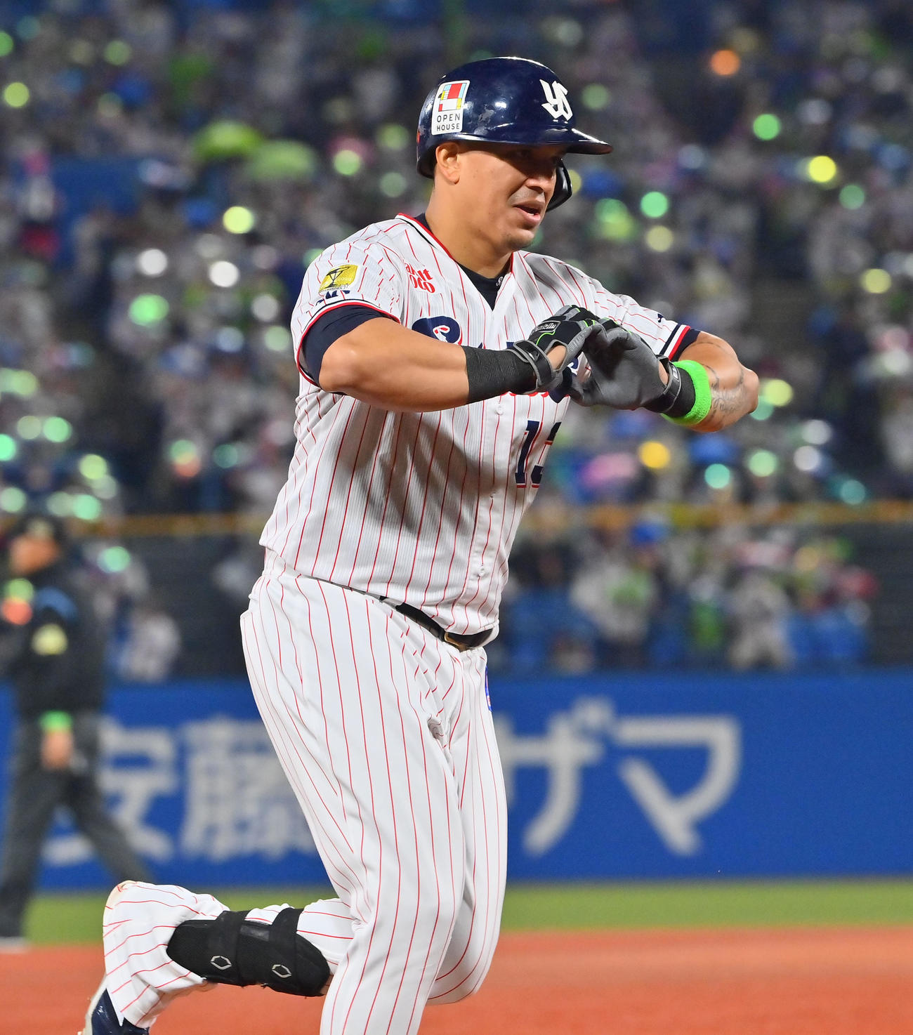 ヤクルト対オリックス　4回裏ヤクルト無死、オスナはソロ本塁打を放ちポーズを取り三塁を回る（撮影・和賀正仁）