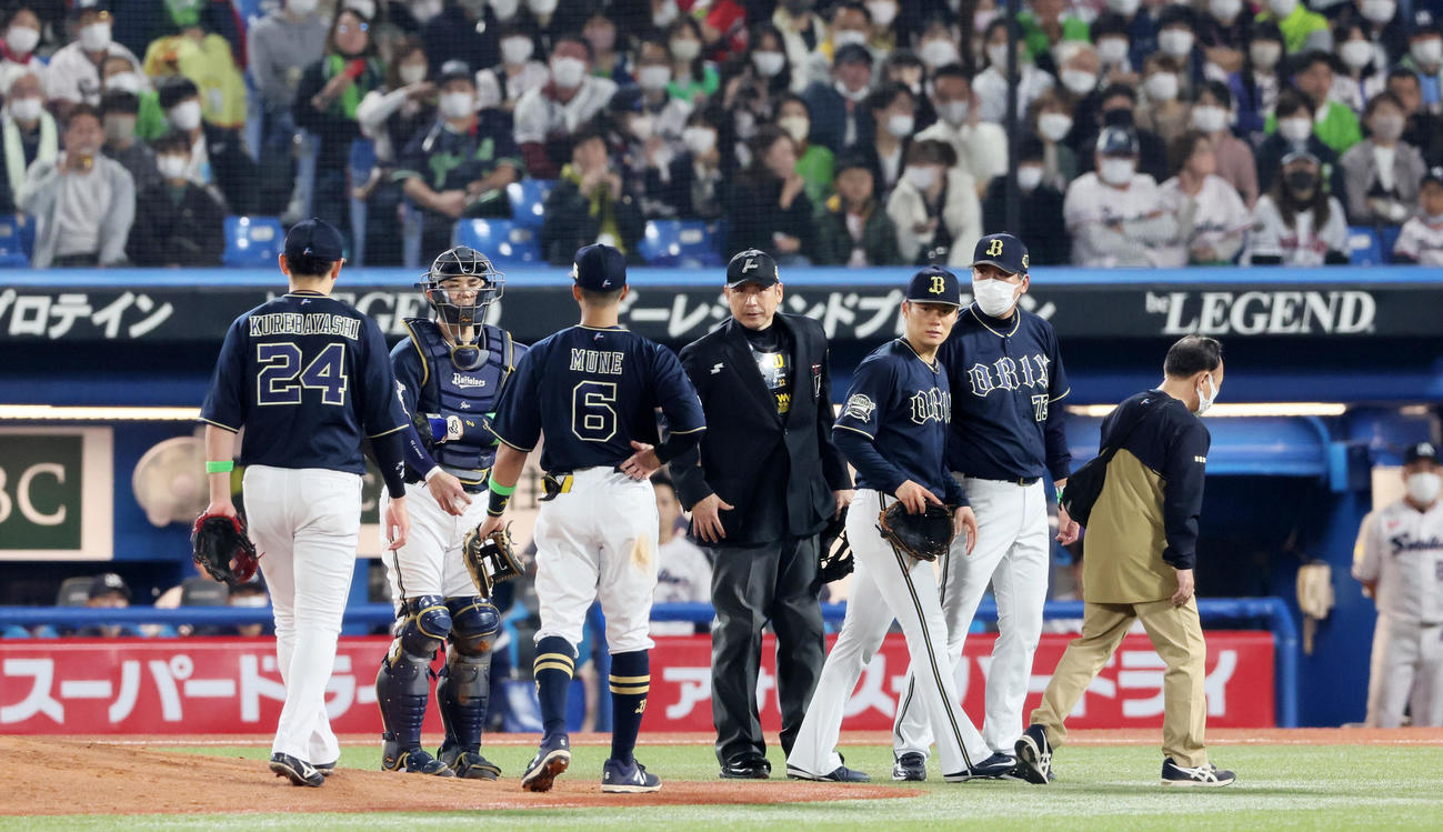 ヤクルト対オリックス　5回裏途中で降板する山本（右から3人目）（撮影・加藤哉）