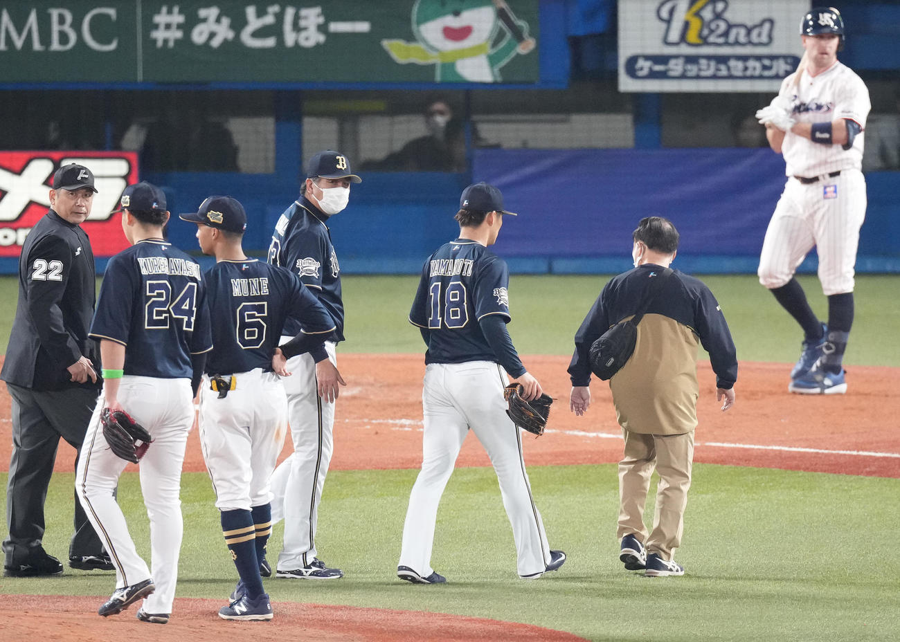 ヤクルト対オリックス　5回裏ヤクルト無死、代打キブレハンの時、治療のためベンチへ戻る山本（中央）。このまま降板となる（撮影・鈴木みどり）