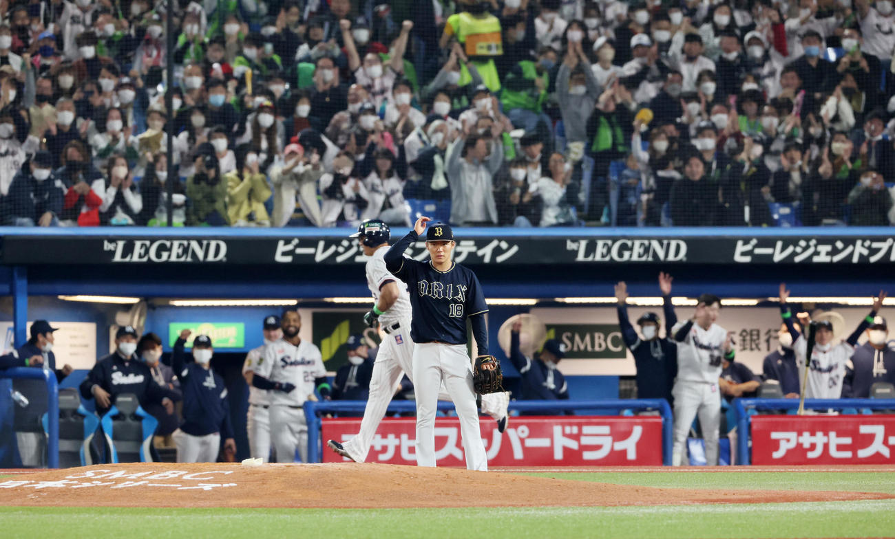 ヤクルト対オリックス　4回裏ヤクルト無死、山本（中央）はオスナに左越えソロ本塁打を被弾する（撮影・加藤哉）