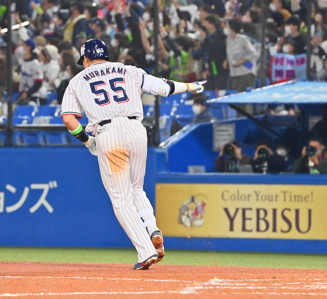 ヤクルト対オリックス　8回裏ヤクルト無死、右中間にソロ本塁打を放つ村上（撮影・和賀正仁）