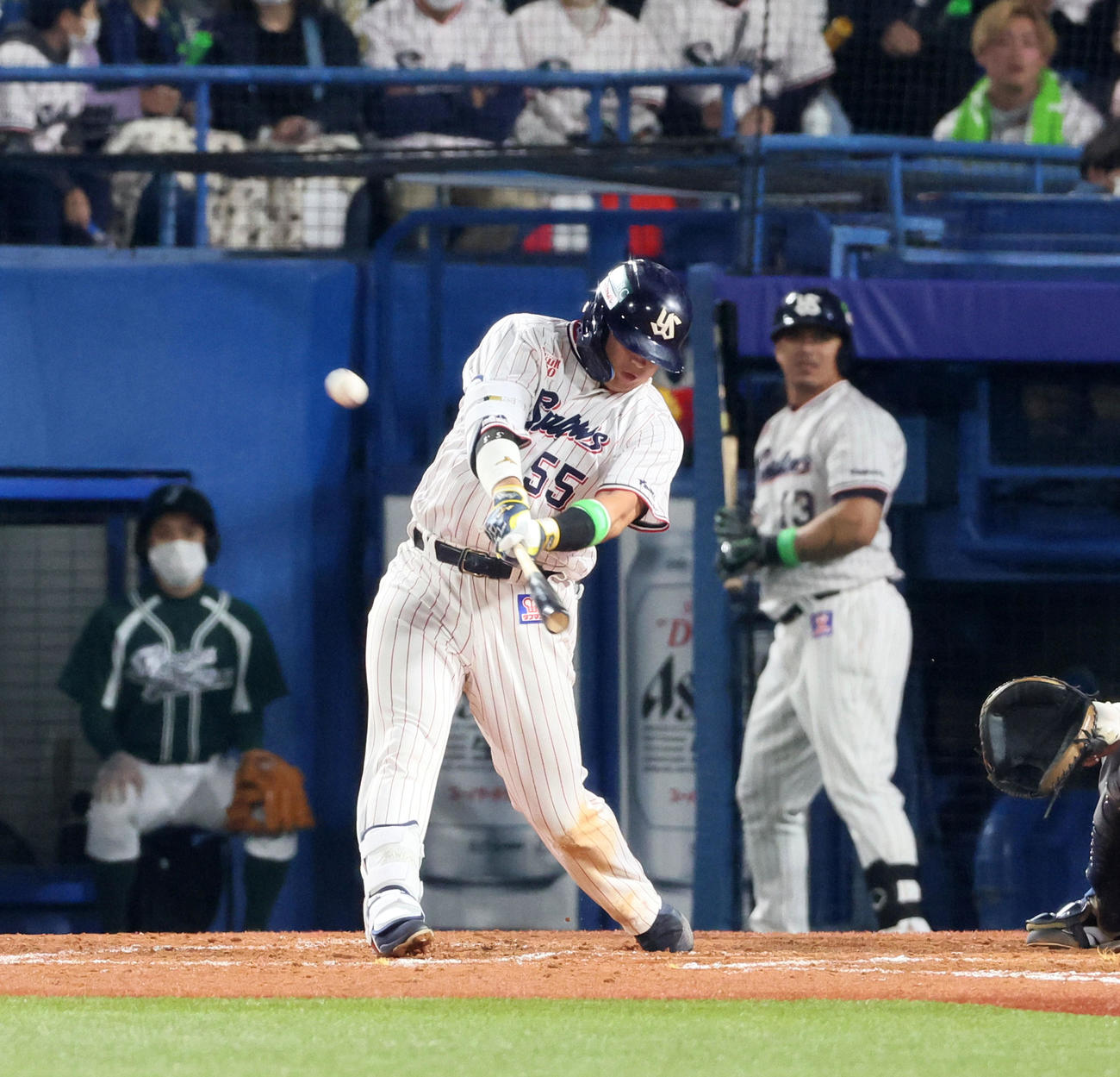 ヤクルト対オリック　8回裏ヤクルト無死、村上は右越えソロ本塁打を放つ（撮影・加藤哉）