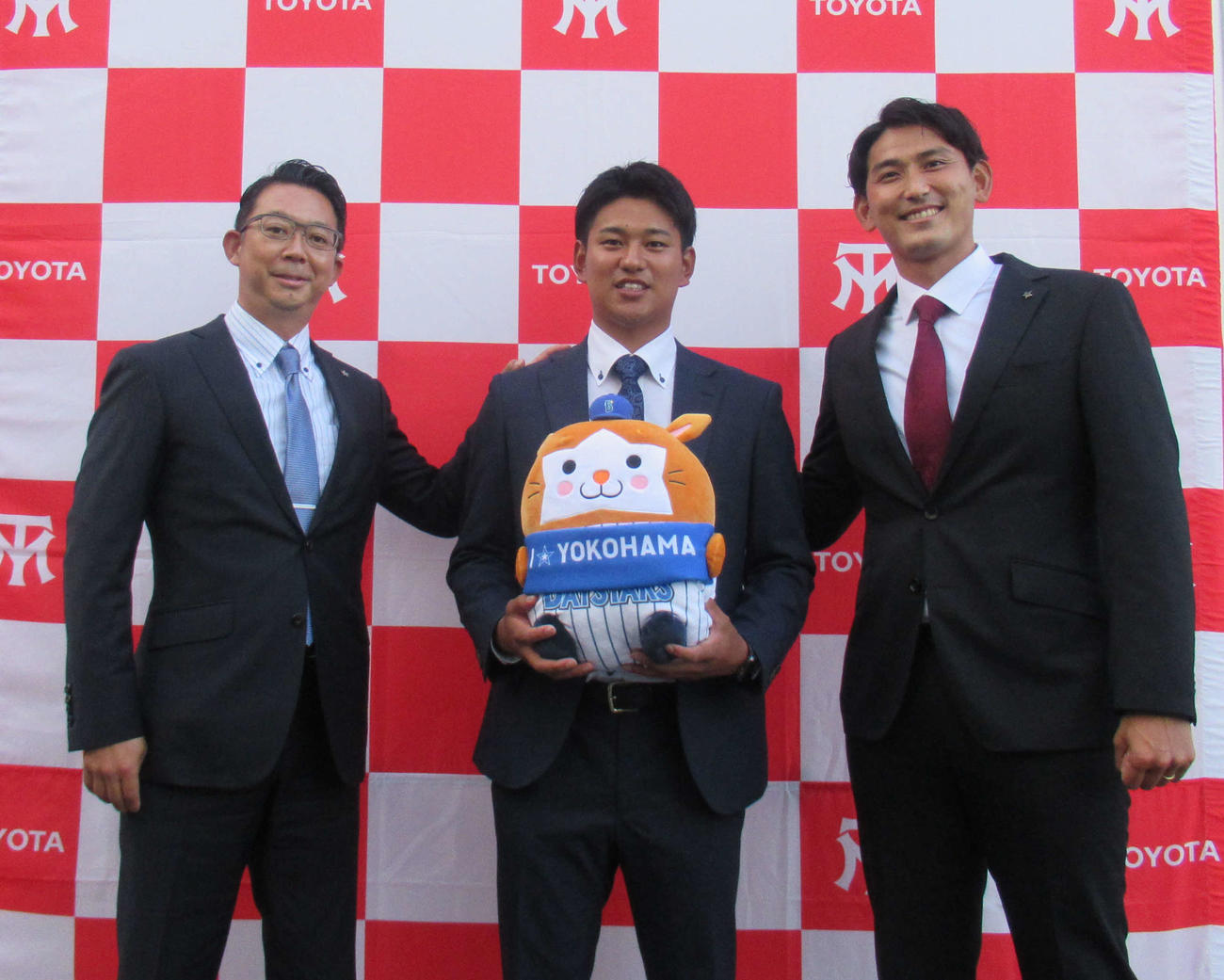 DeNA八馬スカウトリーダー（左）、中川スカウト（右）らから指名あいさつを受けたトヨタ自動車・吉野
