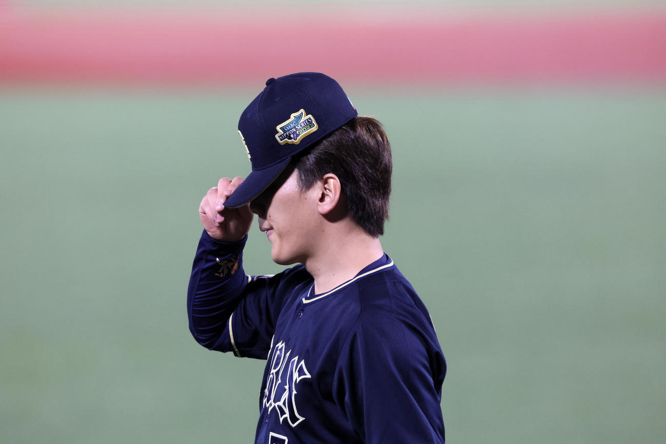 ヤクルト対オリックス　1回裏、守備位置について帽子を被り直す吉田正（撮影・加藤哉）