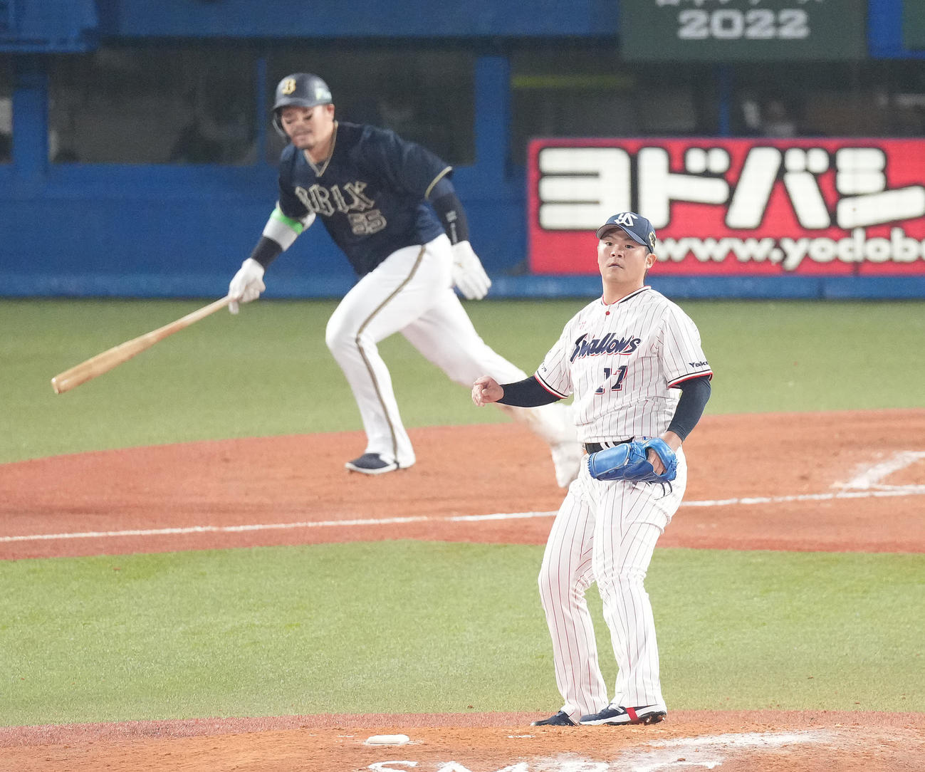 ヤクルト対オリックス　8回表オリックス2死二塁、代打T－岡田に中前適時打を浴びる清水（撮影・鈴木みどり）