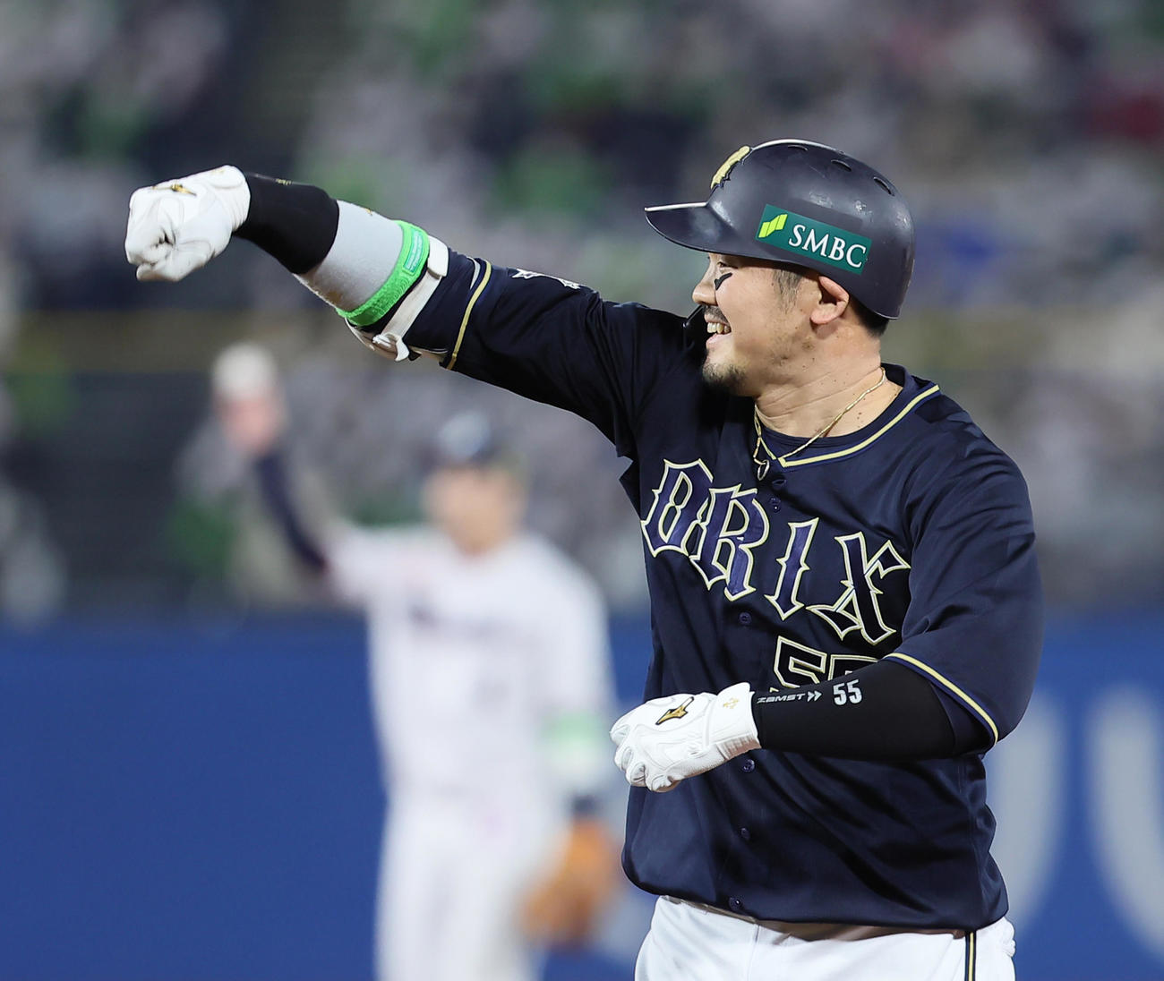 ヤクルト対オリックス　8回表オリックス2死二塁、代打T－岡田は中前適時打を放ちガッツポーズ（撮影・足立雅史）