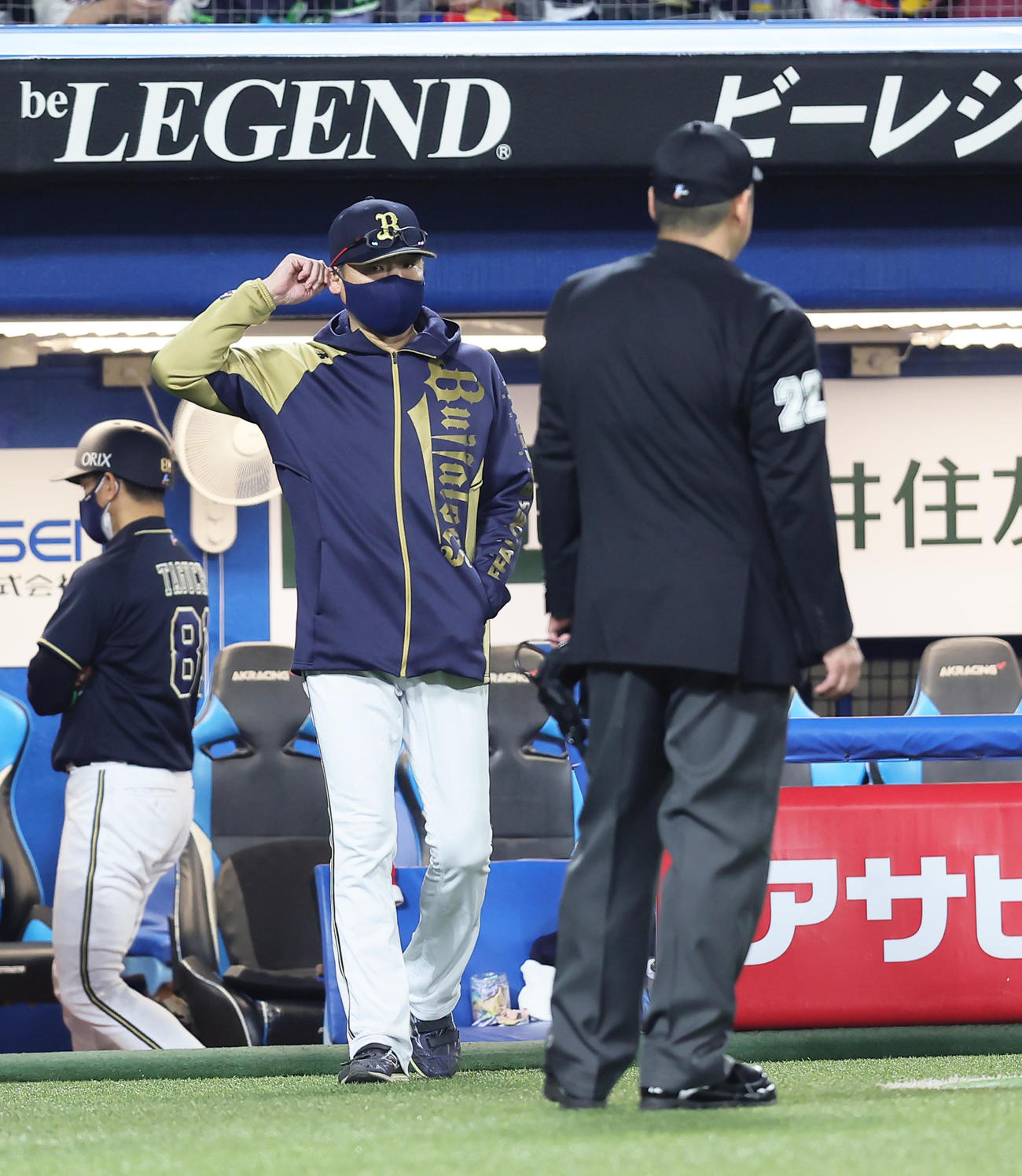 ヤクルト対オリックス　オリックス先発山本の交代を告げる中嶋監督（撮影・足立雅史）