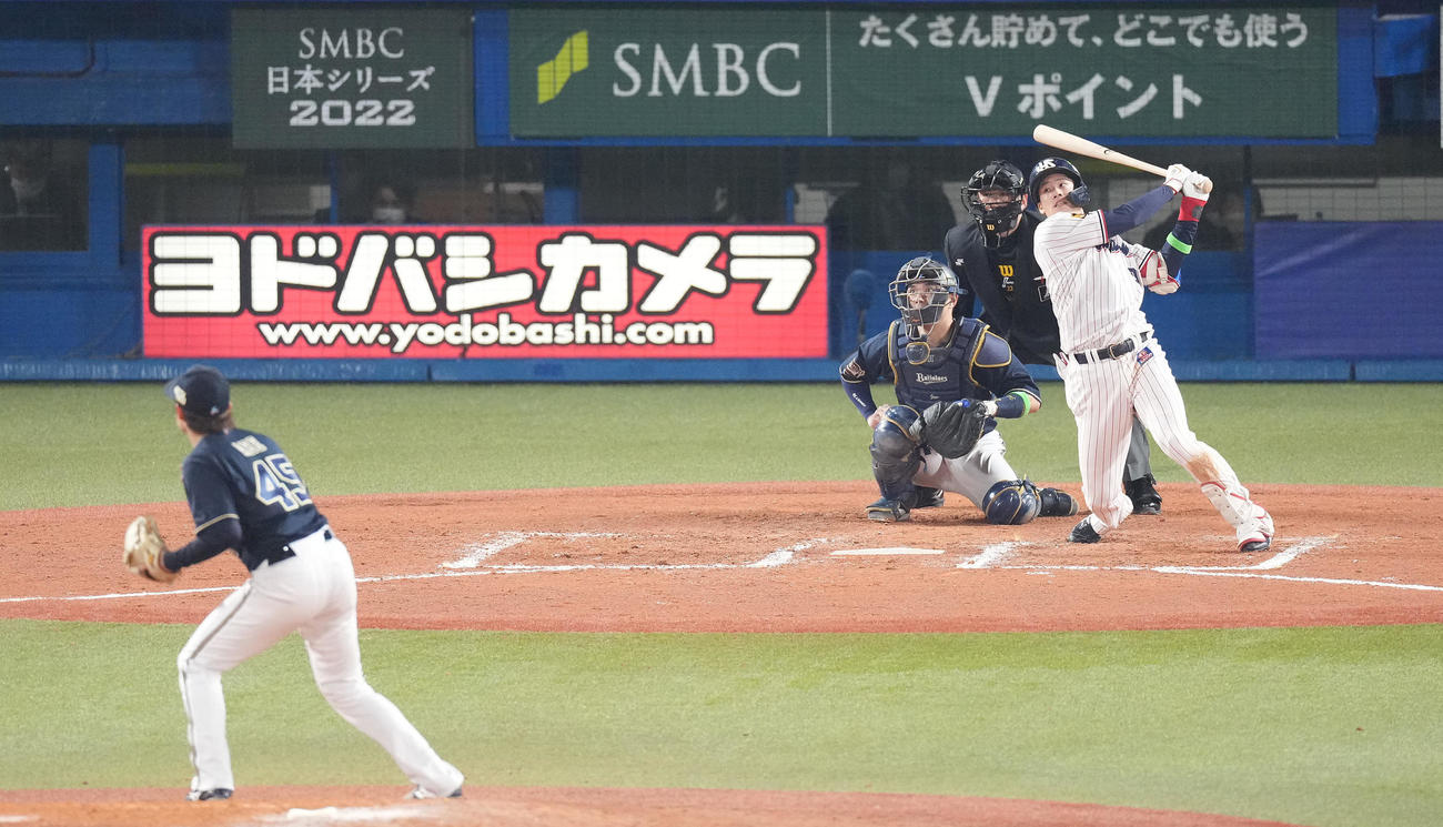 ヤクルト対オリックス　7回裏ヤクルト2死、右二塁打を放つ塩見。投手阿部（撮影・鈴木みどり）
